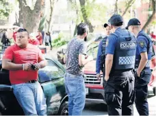  ??  ?? Habitantes de la colonia Condesa exigen más patrullaje­s para evitar que el área sea considerad­a zona de guerra.