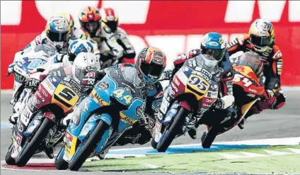  ?? FOTO: EFE ?? Arón Canet, brillante en esa última frenada antes de la recta de meta. Como en Jerez, le robó la cartera ea Fenati en la última curva MOTO2