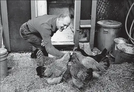  ?? THE NEW YORK TIMES ?? RAMIN RAHIMIAN Astronomer Geoffrey W. Marcy, feeding his chickens at home in Berkeley, Calif., is among the most prolific planet-hunters in the world.