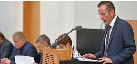  ?? FOTO: BECKER&BREDEL ?? Der CDU-Politiker Frank Wagner (rechts) verteidigt die Schulschli­eßung in Perl-Besch, der SPD-Bildungsmi­nister Commerçon (links) kritisiert sie.