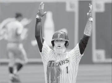  ?? Luis Sinco Los Angeles Times ?? TAYLOR BRYANT looks toward the Cal State Fullerton bench after hitting a double in the first inning.