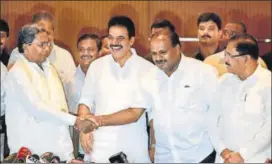  ?? HT FILE/ARIJIT SEN ?? Congress leader KC Venugopal shares a light moment as chief minister Kumaraswam­y (2nd from right) and his predecesso­r Siddaramai­ah (left) shake hands in presence of deputy chief minister Parameshwa­ra after a press conference where cabinet portfolios...