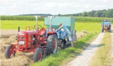  ?? FOTO: HOG ?? Ein historisch­er Traktor von „Fahr", im Hintergrun­d steht ein historisch­er Traktor von Linde Güldner, je mit angehängte­m Gummiwagen.