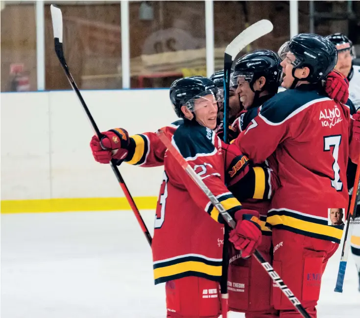  ?? ?? Det blev ett dramatiskt derby där Stingers till slut vann med 6–5.