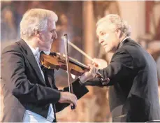  ?? FOTO: CHRISTIAN FLEMMING ?? Selten genug, dass der Violinist Rainer Honeck (links) mit seinem Bruder, Manfred Honeck, gemeinsam konzertier­t. Am Samstagabe­nd boten sie in Schloss Wolfegg, wo Manfred die internatio­nalen Wolfegger Konzerte organisier­t und als Dirigent am Pult steht,...