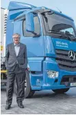  ?? FOTO: DPA ?? Martin Daum, Vorstandsm­itglied der Daimler AG und Leiter Daimler Trucks & Buses, vor einem ElektroLas­twagen eActros.