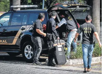  ?? FELIPE RAU/ESTADÃO ?? Buscas. Agentes da PF cumprem mandados em São Paulo durante a 48ª fase da Lava Jato