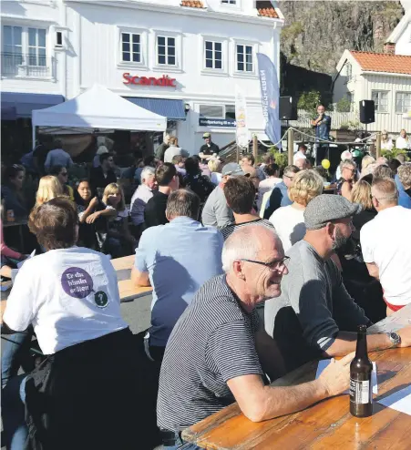  ??  ?? FOLKEFEST: I flere timer var Torvet fullt av folk. De koste seg med mat og drikke i sola.