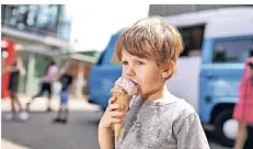  ?? RP-FOTO: STEPHAN KÖHLEN ?? Levi (3) genießt das von der CDU spendierte Eis. Wenn er alt genug ist, möchte er auch an der Stadtrande­rholung teilnehmen.