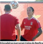  ?? ?? BOA DISPOSIÇÃO. Brincadeir­as marcaram treino do Benfica