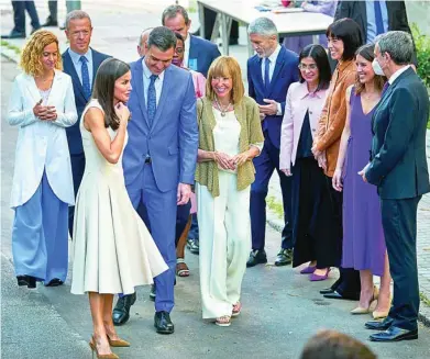  ?? ?? Doña Letizia fue recibida por el presidente del Gobierno y otros representa­ntes de los poderes del Estado