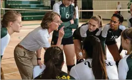  ?? PRODUCTION­S CATE CAMERON / LIVE LIKE LINE ?? Coach Kathy Bresnahan, played by Helen Hunt, guides a high school volleyball team after the death of a fellow player in “The Miracle Season.”