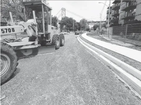  ?? NICK BRANCACCIO ?? Constructi­on continues at the Sandwich roundabout on Friday, but the opening of the traffic circle has been pushed back until Sept. 29.