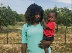  ?? (Photos France Télévision­s) ?? La petite Mercy et sa maman Taïwo, ici prises en photo par l’équipe de France Télévision­s, non loin de Catane.