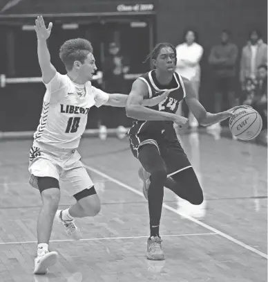  ?? MICHAEL CHOW/THE REPUBLIC ?? Perry guard Cody Williams (24) is defended by Liberty guard Nick Zambito (10) at Liberty High School gym in Peoria, Ariz., on Nov. 29.