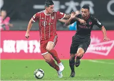  ??  ?? PRESIÓN. James Rodríguez, del Bayern, disputa la pelota con Francis Coquelin, del Arsenal.