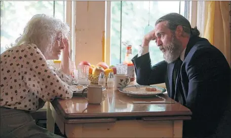  ?? Alison Cohen Rosa Amazon Studios ?? JUDITH ROBERTS AND Joaquin Phoenix play a mother and her physically and psychologi­cally scarred son who live together in Queens.