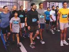  ?? WAM ?? Shaikh Hamdan during the 10km part of Dubai Run yesterday. He shook hands with some participan­ts and waved at others.