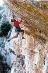  ??  ?? Ci-contre : Pierre Bollinger répète le mythique toit d’Auguste (8b+) libéré par Patrick Berhault. ©Yann Corby.
À droite : Une autre photo historique avec Fred Oddo dans le fameux Champagne (8b) à La Turbie. ©Philippe Maurel.
Page de droite : Olivier Semeriva, à nouveau dans “Idées Noires directe”, s’élève dans ce mur irréel du secteur Bleue qui domine Monaco et la mer.