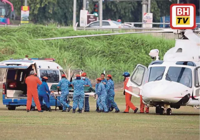  ?? [Foto Reuters] ?? Pasukan menyelamat membawa mayat Nora Anne dengan helikopter ke HTJ, di Seremban, semalam.