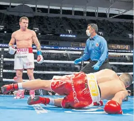  ?? EFE ?? Caída. El turco en la lona y Canelo espera el remate en el tercero.