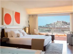  ??  ?? TEMPORADA DE LUJO De izquierda a derecha y de arriba abajo, un momento de relax en la piscina; zona acuática del Open Spa; junior suite, y el puerto deportivo Marina Ibiza al atardecer.