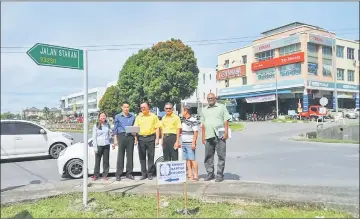  ??  ?? Lo (third left) with Fadillah (second left) and others at the junction.