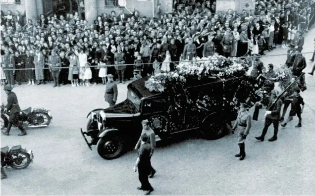  ??  ?? EXEQUIAS OFICIALES. En la foto, tomada el 5 de junio de 1937 en Pamplona, vemos el automóvil que traslada al cementerio los restos mortales de Emilio Mola, que recibió todos los honores como jefe del Ejército del Norte.