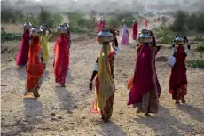  ??  ?? Frauen des Dorfes Khuba Ram in der indi
schen Wüste Thar auf dem Weg zum Brunnen
© Michael Martin