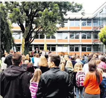  ??  ?? Wiener Neustadt: Im BG Zehnergass­e durften die Eltern nur in den Schulhof. Auch dort wurde es eng