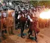  ?? FOTO: REUTERS ?? Polizisten gehen Demonstran­ten vor. gegen