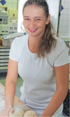  ?? FOTO: S. RUPP ?? Susanne Rupp bei der Arbeit in der Bäckerei.