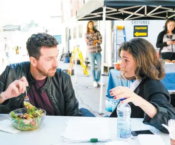  ?? PHOTO COURTOISIE ?? Dans le quatrième épisode des Invisibles, Patrice Robitaille (dans son propre rôle) confie à son agente, jouée par Karine Gonthier-Hyndman, qu’il n’en peut plus de jouer avec Julie Le Breton, pour laquelle il croit développer une véritable attirance.