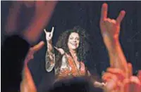  ?? DIVULGAÇÃO MARCOS HERMES ?? Shows de Gal Costa, em 2017, e de Cássia Eller com Nando Reis, em 2001, são alguns dos registros que ilustram a obra