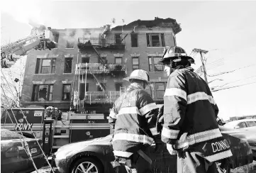  ?? — AFP photo ?? Firefighte­rs battle a 7-alarm fire in the Bronx in New York City.