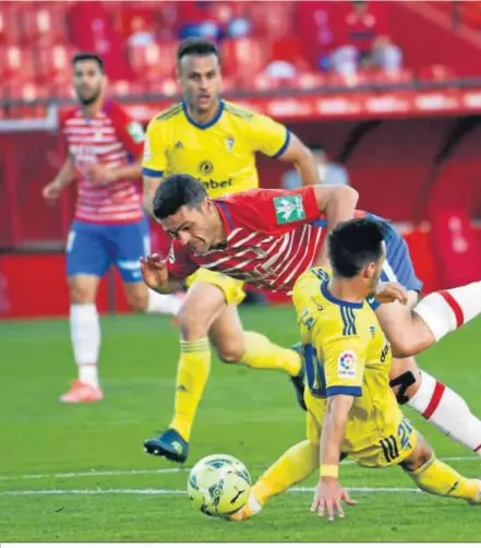  ??  ?? Jorge Molina cae en el borde del área en la acción que terminó con Soldado expulsado.