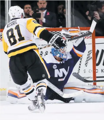  ?? PHOTO AFP ?? Phil Kessel a dirigé un tir vif à l’endroit de Thomas Greiss en fusillade, mais le gardien des Islanders a eu le dernier mot sur l’attaquant des Penguins.