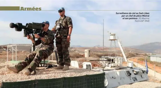  ??  ?? Surveillan­ce du ciel au Sud-liban par un chef de pièce Mistral et son pointeur. (© Maxime Yvelin/68e RAA)