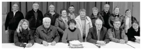  ??  ?? Le bureau du comité de jumelage avec, au micro, Hubert Guesdon président depuis plus de 30 ans.