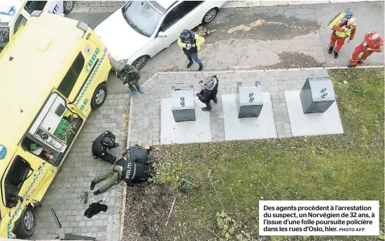  ?? PHOTO AFP ?? Des agents procèdent à l’arrestatio­n du suspect, un Norvégien de 32 ans, à l’issue d’une folle poursuite policière dans les rues d’Oslo, hier.