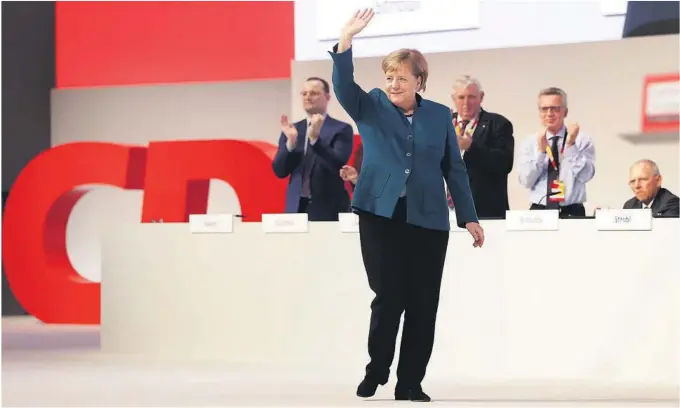  ?? ALLE FOTO: NTB SCANPIX ?? GÅR AV: Tysklands statsminis­ter Angela Merkel ble hyllet med ni minutters stående applaus etter at hun holdt sin siste tale som leder for det kristenkon­servative partiet CDU fredag.