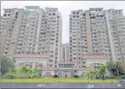  ?? SUNIL GHOSH /HT ?? ■
Amrapali Silicon City in sector 76, where residents said it took two days for authoritie­s to seal a tower following infection.