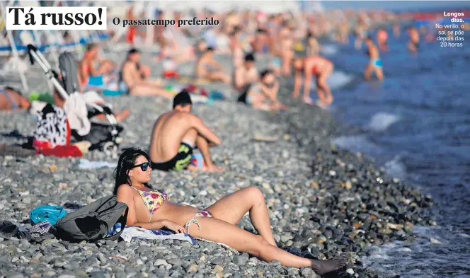  ?? UESLEI MARCELINO/REUTERS ?? Longos dias. No verão, o sol se põe depois das 20 horas O que mais se vê, na praia de Sochi, são famílias deitadas sobre pedras – a areia é rara