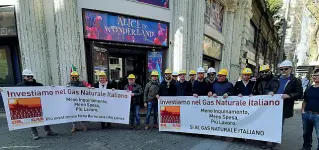  ?? Striscioni ?? Lavoratori e imprendito­ri del settore oil&amp;gas insieme dietro gli stessi striscioni alla manifestaz­ione di ieri a Roma indetta dai sindacati