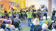  ?? FOTO: ILG ?? Der Wörter Frauenchor „Viertel vor acht“bot im Landgastho­f „Lustnau“ein begeistern­des Konzert.