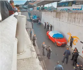  ?? ARMANDO MONROY/CUARTOSCUR­O ?? El auto en el que quedó el cuerpo del policía ministeria­l mexiquense ultimado en CdMx.