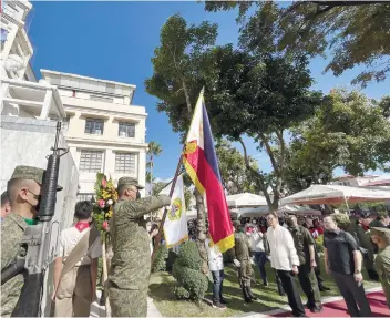  ?? / AMPER CAMPAÑA ?? HONORING
HEROES. Cebu City Mayor Michael Rama (in white barong) and Vice Mayor Raymond Alvin Garcia (standing to Rama’s left) lead the celebratio­n of this year’s National Heroes Day in front of the statue of Dr. Jose Rizal at Plaza Sugbo on Monday, August 29, 2022.