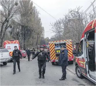  ?? ROMAN PILIPEY / EFE ?? La policía corta el paso en una calle cercana a un edificio bombardead­o en Kiev.