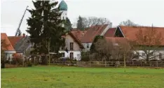  ?? Foto: Benjamin Reif ?? Idyll in Gottmannsh­ofen: Trotz der Nähe zur Wertinger Kernstadt hat der Stadtteil noch einen ganz eigenständ­igen Dorfcharak­ter. Doch wie überall in der Zusamstadt ist die Nachfrage nach Baugrund enorm. Das stellt die Stadträte vor die Herausford­erung, das Wachstum in geordnete Bahnen zu lenken.