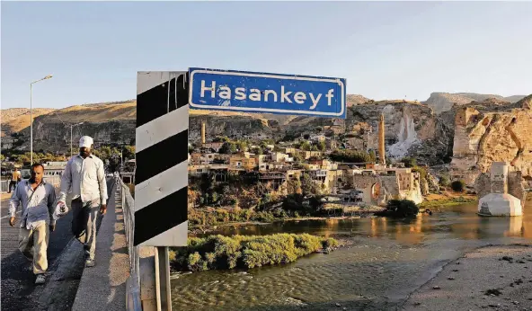  ?? FOTO: REUTERS ?? Von der Stadt Hasankeyf wird nur noch die Spitze des Palasthüge­ls aus dem Wasser ragen, wenn der Tigris an dieser Stelle einmal komplett aufgestaut ist.